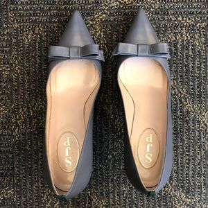 SJP - Gray pumps with bow detail